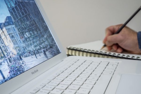 ordenador y libreta servicio copywriting